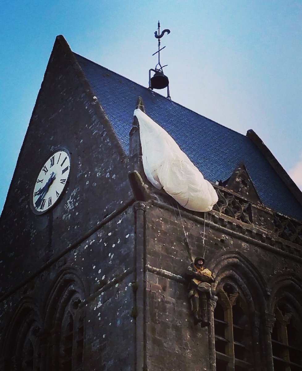 Dans la nuit du 5 au 6 juin 1944, un gars de l'Illinois est largué sur #SainteMereEglise. Son parachute reste accroché au clocher de l'église. Il s'appelait John Steele... @tf1lejt #Normandie #Dday75 #Airborne