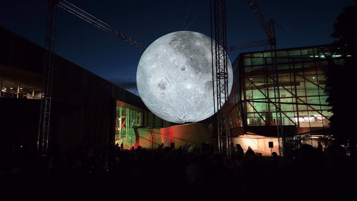 CreativeHarder's tweet photo. Ściągnęliśmy Księżyc do Warszawy;) Dla #BBCEarth / @BBCPolska zrealizowaliśmy polską odsłonę światowego projektu #MuseumOfTheMoon (https://t.co/eFUEQlVNvs), goszczącego dotąd w ponad 20 krajach.
7-metrowa instalacja rozświetlała przestrzeń przy @cnkopernik!
#CreativeHarder https://t.co/OsMoVcbEAd