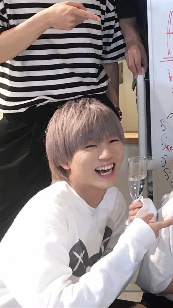 おでこ Pa Twitter 安井くん髪色ホワイトから色入れてくれて良かった 危うくホワイトお揃いにしようとして髪の毛ブリーチ重ねすぎて溶かすところだった ちょっと溶けた この色なら もうブリーチしないでいける はず かわいい ピンク