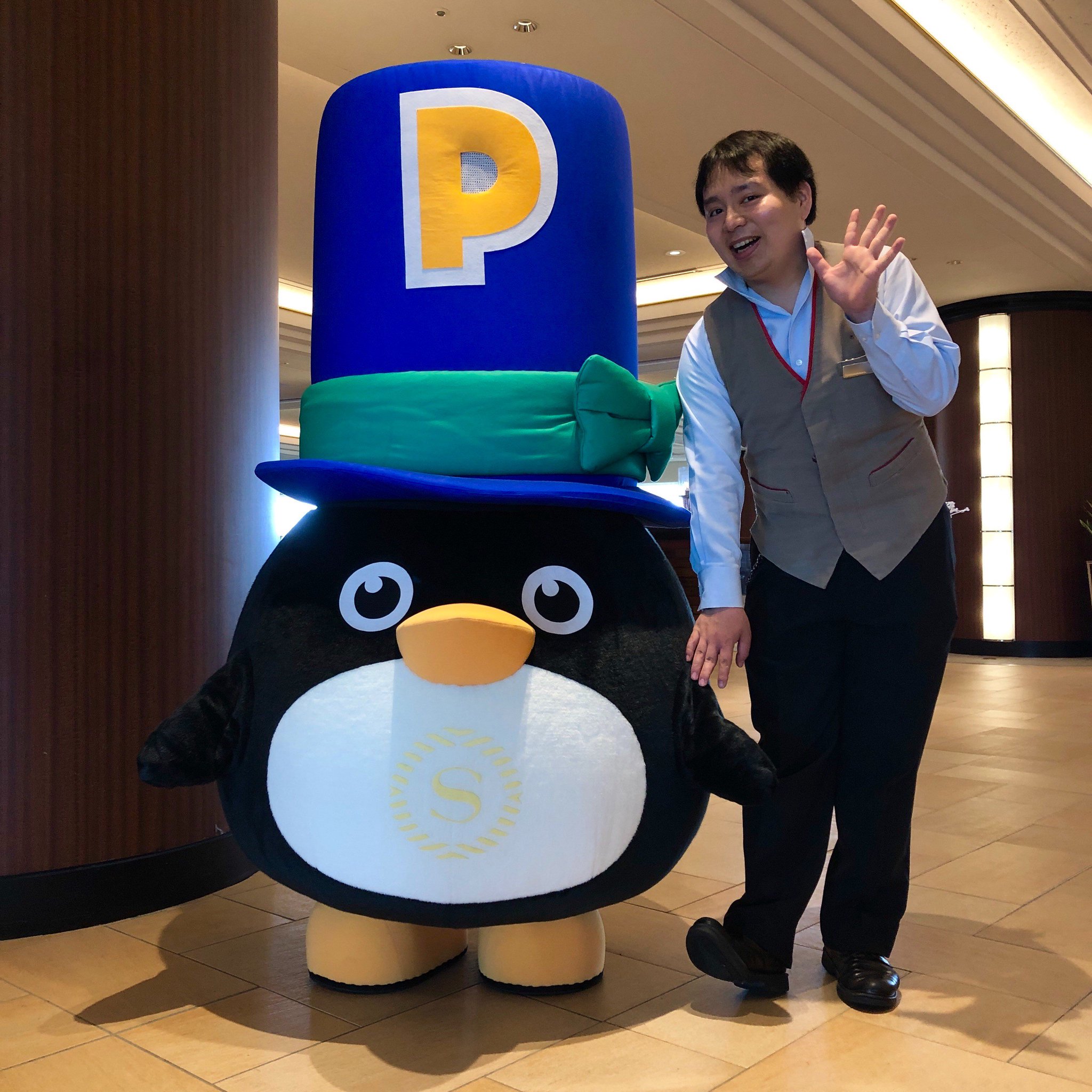 公式 シェラトン グランデ トーキョーベイ ホテル ペントンは今日も大活躍 ホテルオリジナルマスコット ペントン がロビーで皆様をお出迎え お見送り ペントンに会ったら シェラトンの記念に写真を撮ってくださいね ペントン 公式 シェラトン グランデ トーキョーベイ ホテル ペントンは今日も大活躍 ホテルオリジナルマスコット ペントン がロビーで皆様をお出迎え お見送り ペントンに会ったら シェラトンの記念に写真を撮ってくださいね ペントン