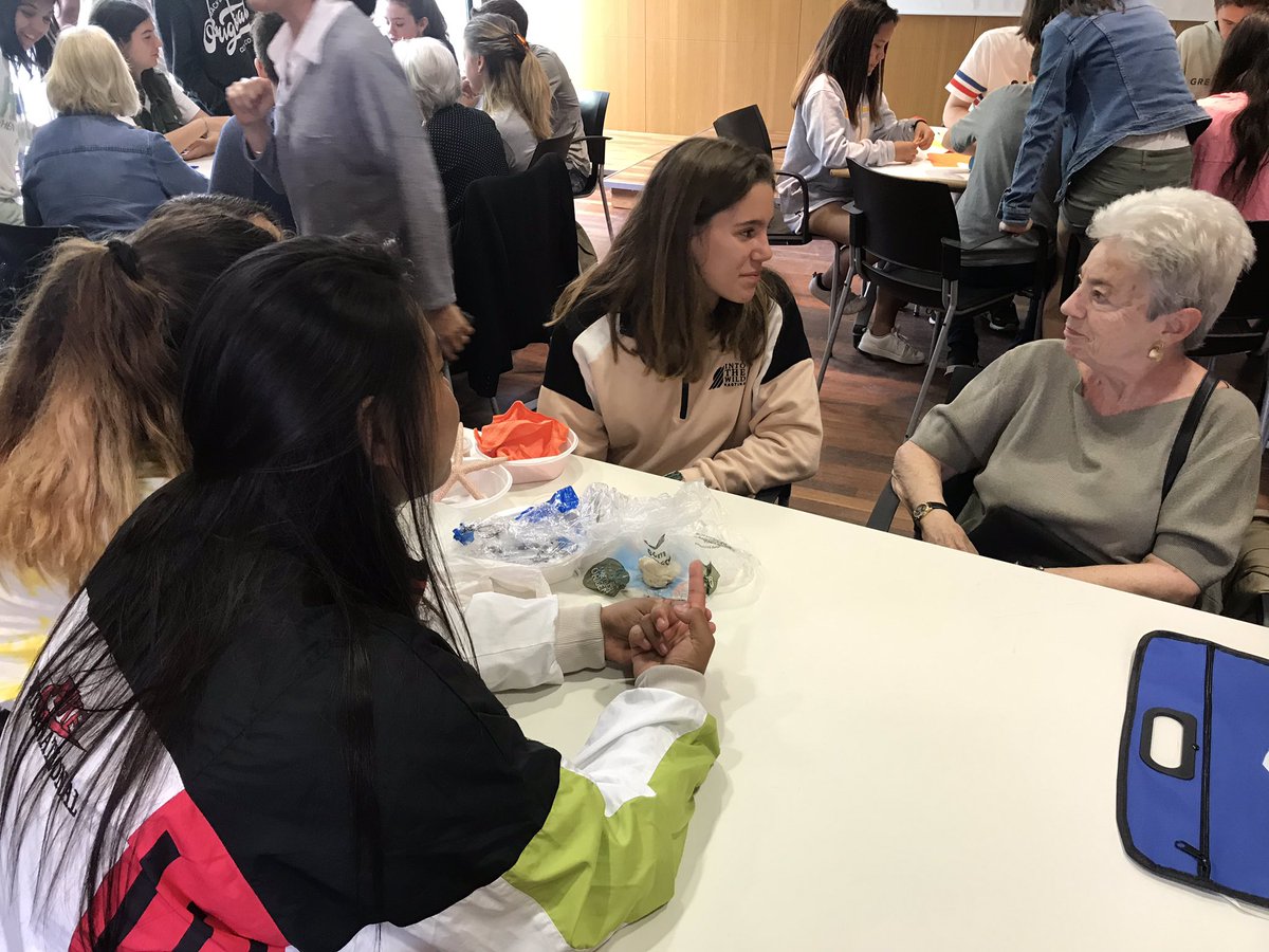 vuceira83's tweet photo. Els veritables aprenentatges de l’@EscolaHoritzo ! Compartir temps amb la gent gran i donar valors als alumn@s! #somdelhoritzo #compartintmoments https://t.co/wXx3ws2WzL
