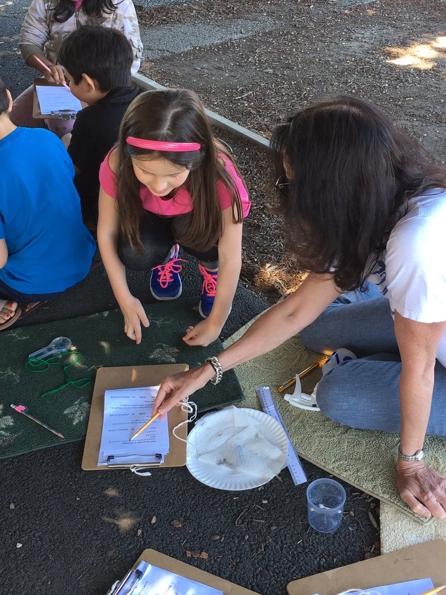 McKennaSTREAM's tweet photo. A day filled with curiosity and wonder during our #deasyelementary grade two worm investigation. Thank you Mrs. McCarthy! @melaniearfman https://t.co/SfOYqV7EzK