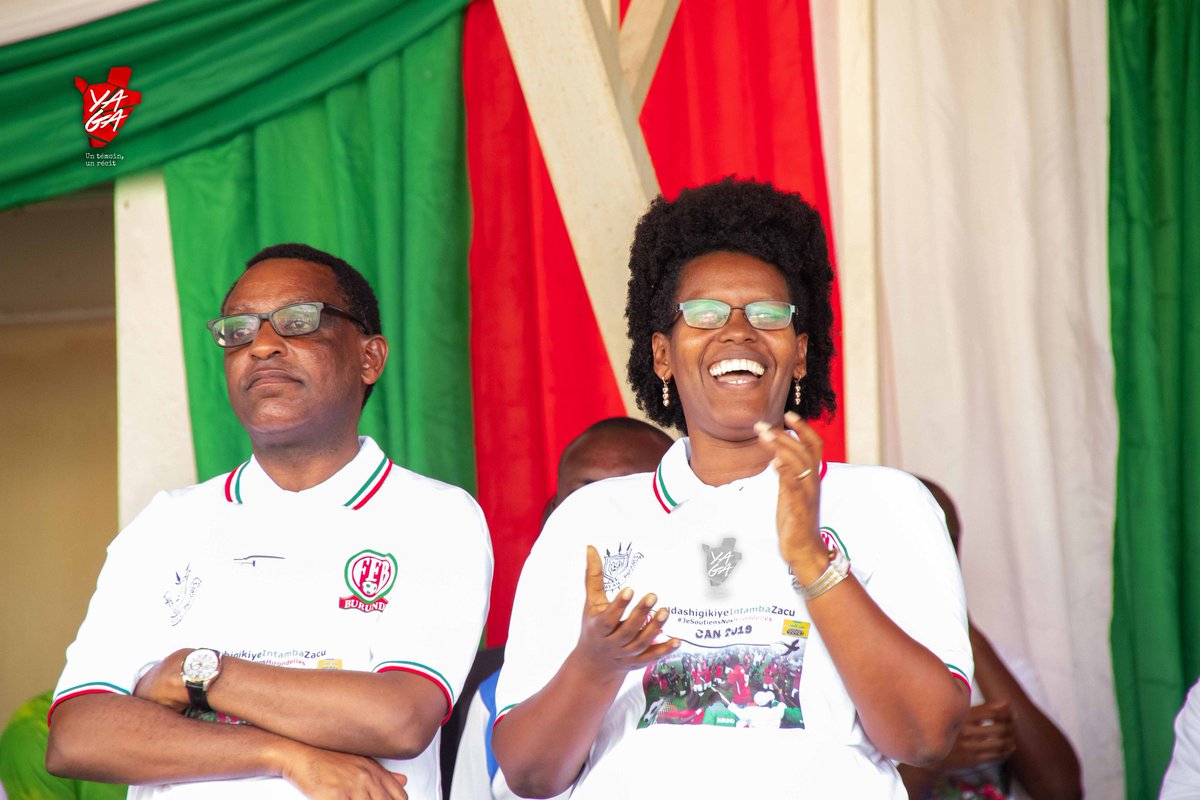 YBurundi's tweet photo. Plusieurs dignitaires avaient aussi répondu au rendez vous. Entre autres le président du sénat en même temps président de la @BurundiFF, Hon @R_Ndikuriyo, le ministre de la jeunesse, des postes et des TICs, @ButoyiEvelyne et bien d'autres.
#Burundi #IntambaDay https://t.co/11eaJudRHL