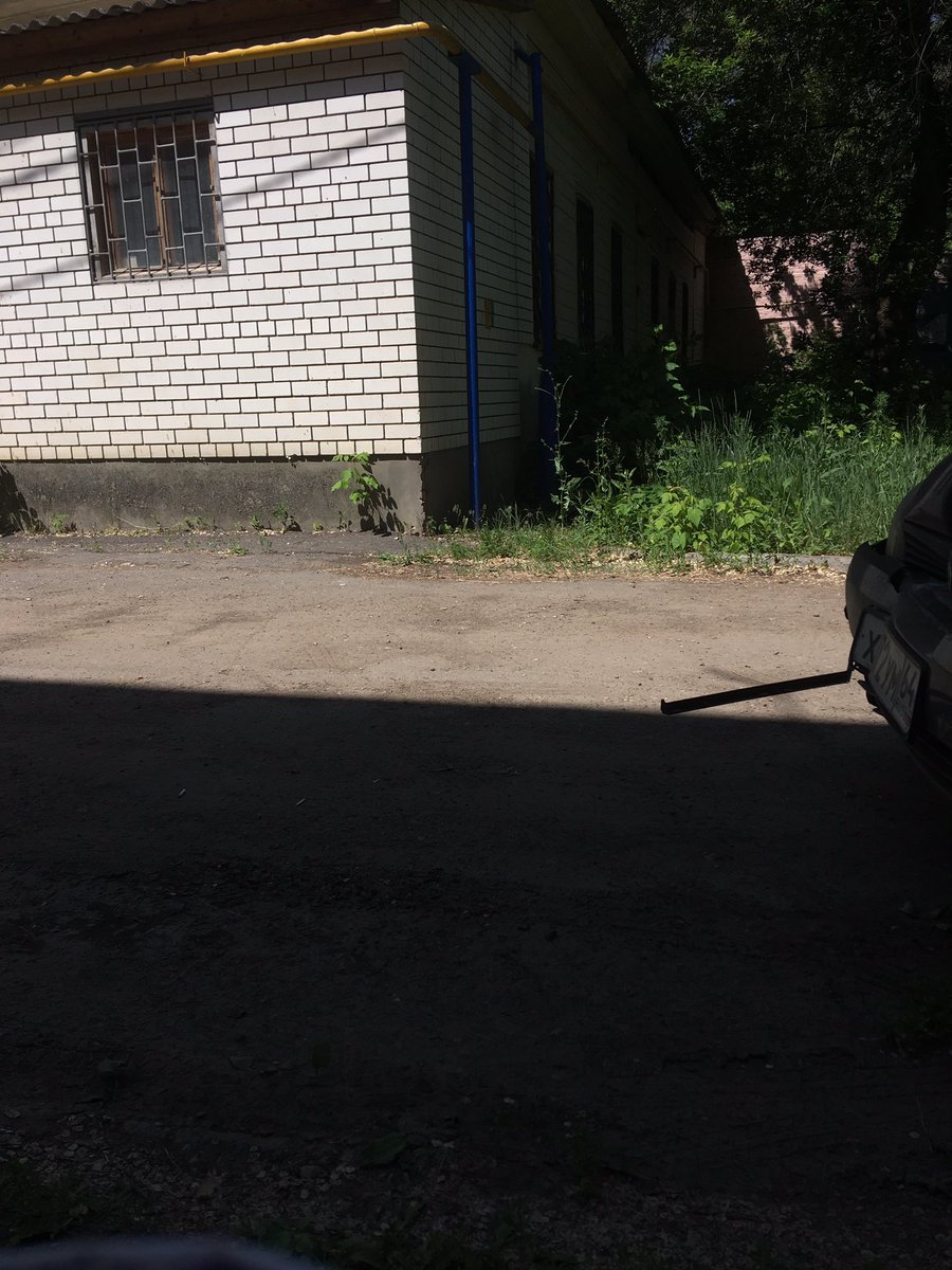 kisachek228's tweet photo. Лайфхак по выключению фар. Просто въехать в угол https://t.co/tzOaAtipEq