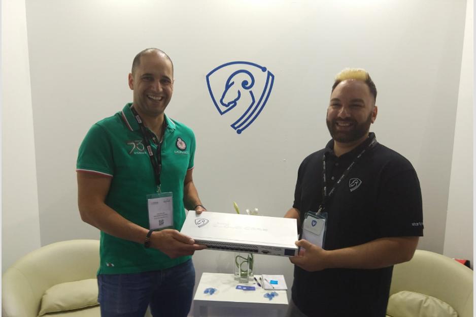 StartNIX's tweet image. Ganador de la rifa @mikrotik_com #CCR1036  #ISP de #Murcia en la feria de @aotec_es. Con que #alegría y #felicidad vino a recoger el #router!!😂🤣