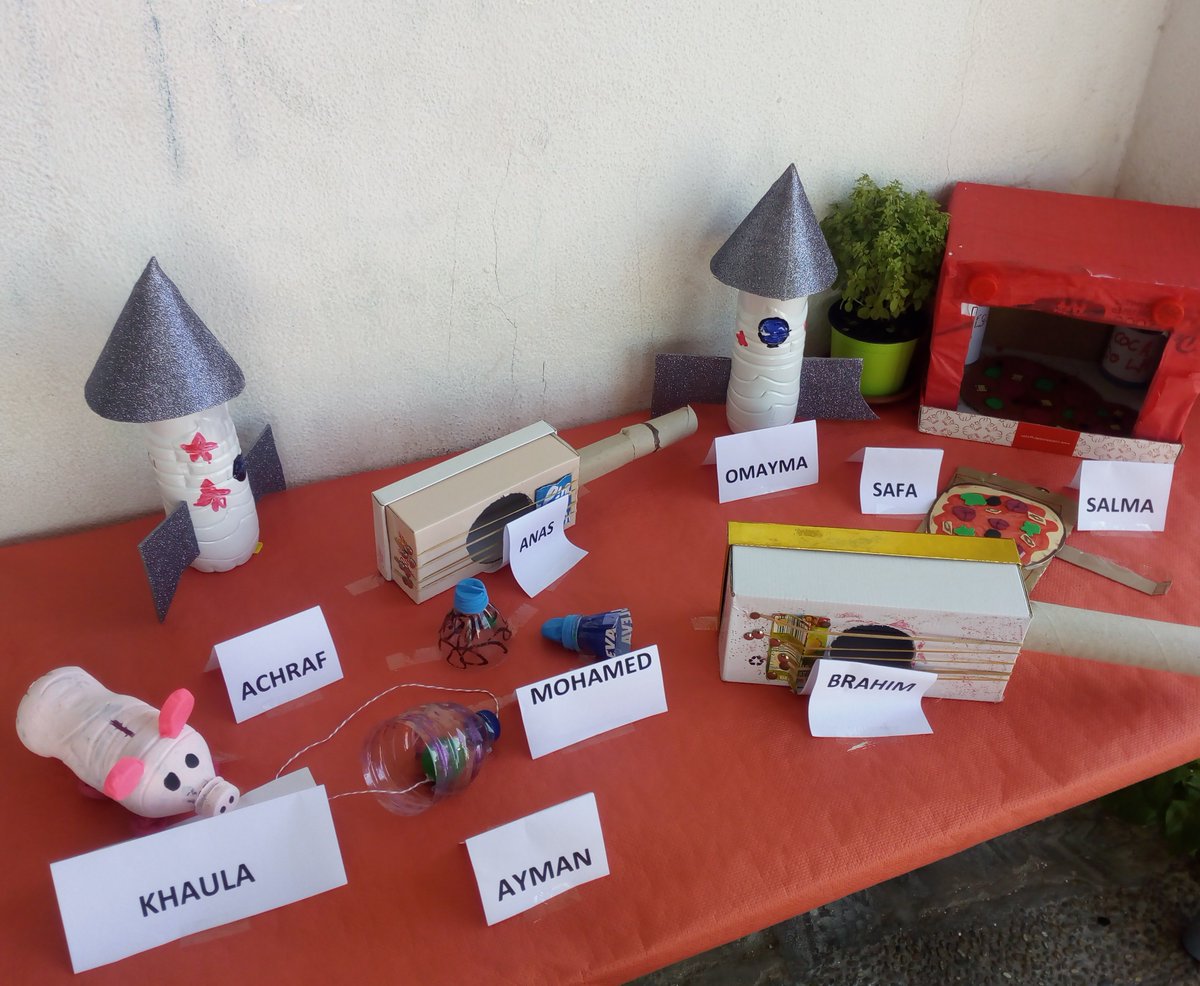 PuntoVuelaPuche's tweet photo. Aquí os mostramos el resultado de nuestro taller #reciclaconlasTIC. El grupo de peques de #Capipuche ha fabricado estos juguetes con motivo de la semana cultural #pucheando. https://t.co/6MlJhtTAnQ