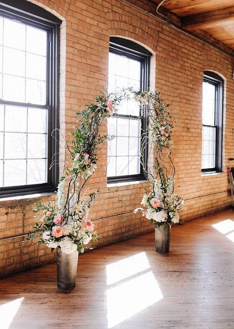 CGSolarArts's tweet image. Swoon! How lovely is this floral archway? It&apos;s the perfect backdrop for a wedding ceremony.   
📸 Carly Mac Photography