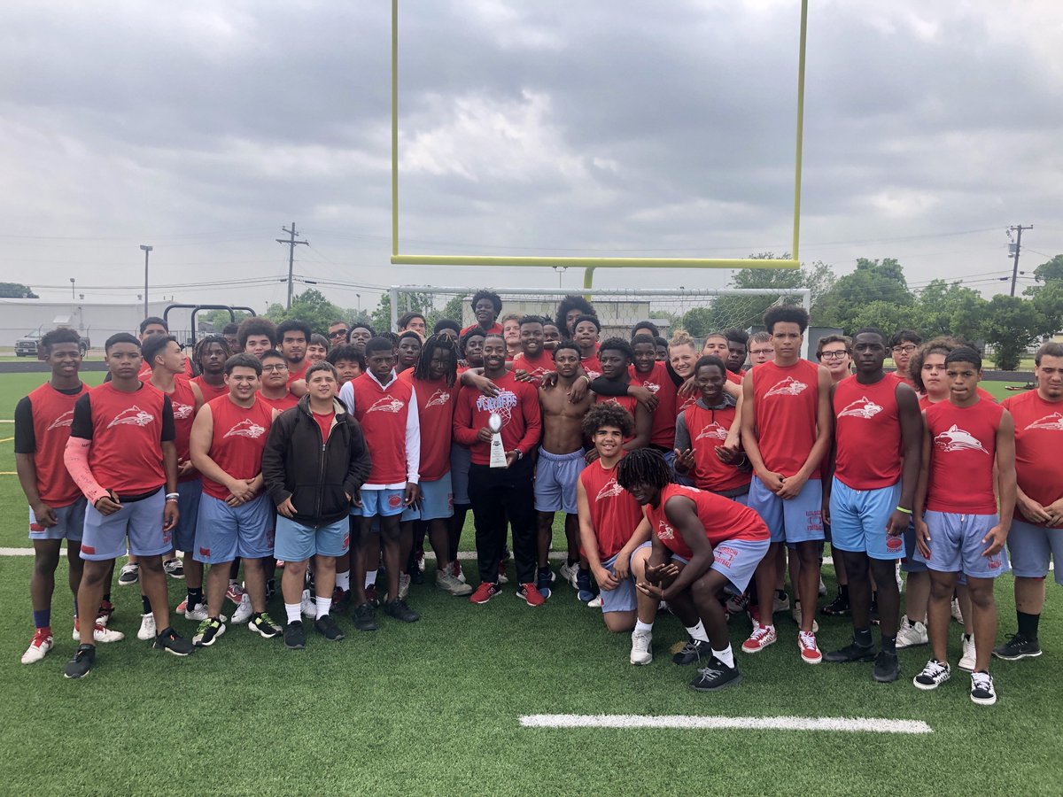 Congratulations to Daimarqua Foster (@Daimarquaf5) of Wichita Falls Hirschi High School who was presented with his Official <a href="/Whataburger/">Whataburger®</a> Super Team Award last week! Special thanks to Coach Wiley and the Hirschi Varsity team for helping us honor Daimarqua!

#txhsfb <a href="/hirschihuskies/">Hirschi Athletics</a>