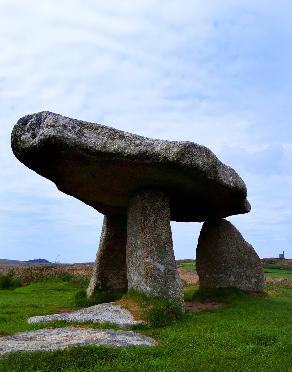  #PrehistoryOfPenwith: A ThreadThe end of  #Cornwall where I live,  #Penwith, is incredibly rich in prehistory.I know very little about our standing stones/circles and fogous so this thread's here for me to learn a bit more and share my photos.Please contribute! #megalithic