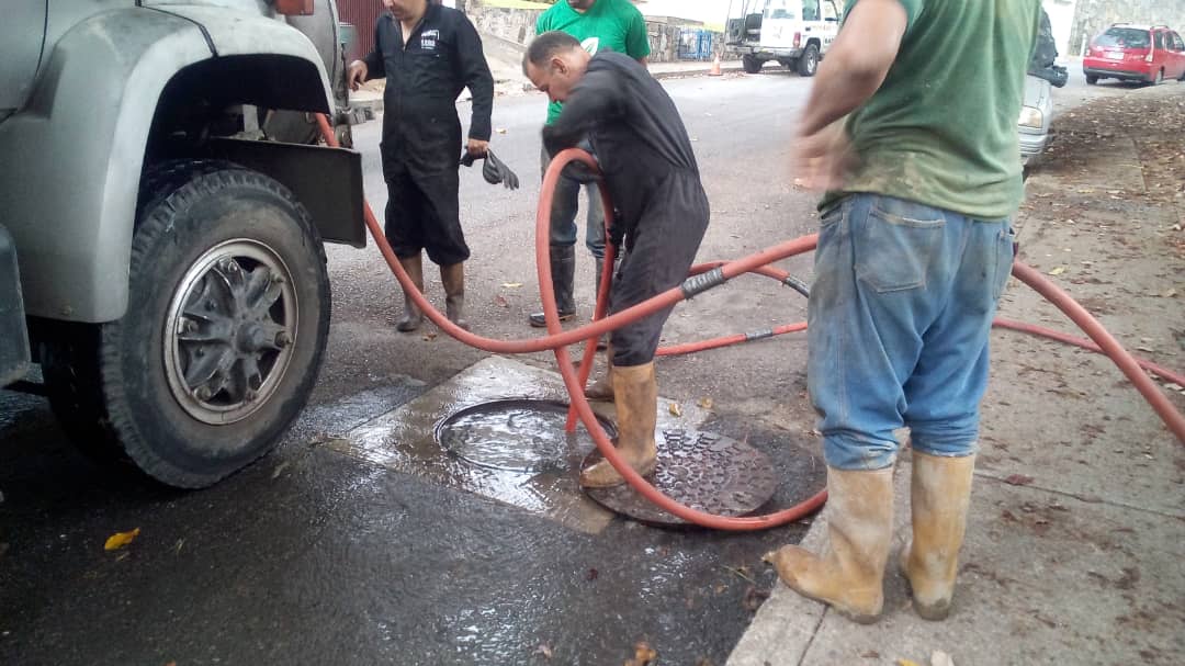 Llegaron las lluvias y las previsiones se han venido tomando oportunamente. Por ello seguimos trabajando y hoy #5Jun se destapó el colector de la calle F de #LosCampitos

Vecino, nuestros equipos siguen trabajando por tu #CalidadDeVida, permanecemos atentos a tus reportes