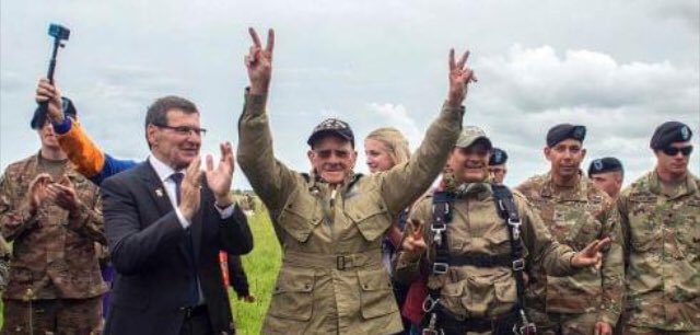 AUSA_SanDiego's tweet image. WWII @USArmy 101st Airborne Paratrooper, 97 year old, #TomRice from
#SanDiego, #California, who jumped into #Normandy, France 🇫🇷 #DDay, June 6, 1944, jumped into #Carentan today again for 75th Anniversary Of D-Day At 97.
ATW SIR.... WE SALUTE YOU 🇺🇸