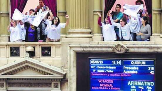 Hoy hace 6 años de aquel 5 de junio del 2013 a las 18,15 cuando se votaba 203 afirmaciones, 1 negativo y 10 abstenciones.
LEY NACIONAL DE REPRODUCCIÓN HUMANA ASISTIDA ya era REALIDAD
Gracias x todos los q lucharon y estuvieron al pie del cañon para q hoy tengamos esta ley.
Hoy a
