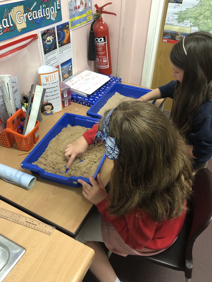 Hendrefoilan's tweet photo. Trying multi-sensory approaches to learn our spellings #hdfpyear4 #hdfplit https://t.co/M5LxIZmxuM