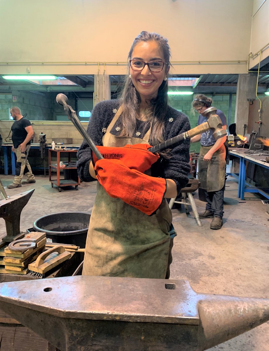 CMA_HdF's tweet photo. #Apprentidunjour @chanezherbanne Conseillère Régionale @hautsdefrance et Conseillère municipale à la @villedebeauvais s'est pris au jeu de la réalisation d'un fer à cheval avec Maxime Marchal #apprenti #marechalferrant au CFA de Beauvais de la @CMA_HdF #SemaineArtisanat https://t.co/77ZksYokG4