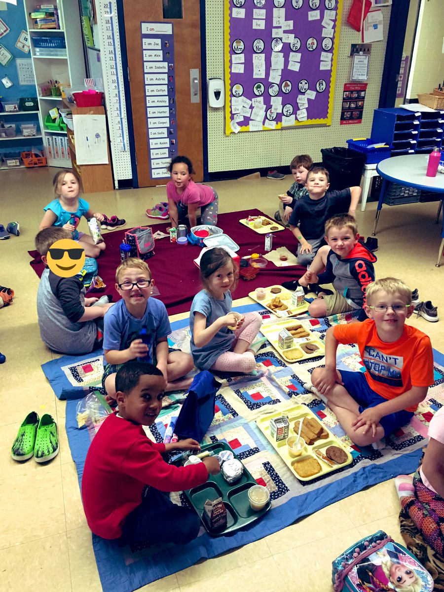 MsStocker2's tweet image. What a fun mid-week surprise! A kindergarten lunch picnic with all of our friends 😊 @jenjohnjohnson @TraKeilty