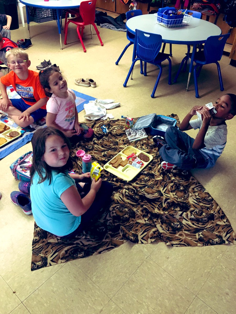 MsStocker2's tweet image. What a fun mid-week surprise! A kindergarten lunch picnic with all of our friends 😊 @jenjohnjohnson @TraKeilty
