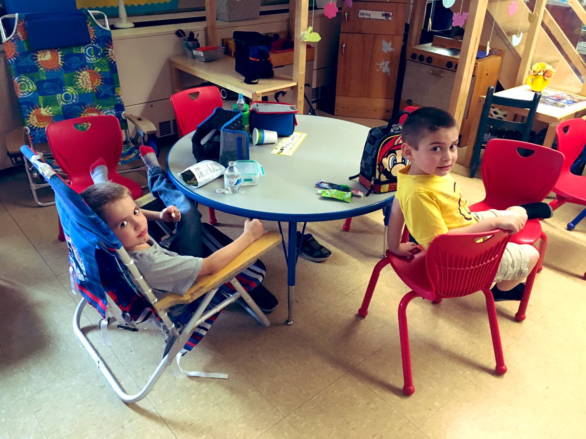 MsStocker2's tweet image. What a fun mid-week surprise! A kindergarten lunch picnic with all of our friends 😊 @jenjohnjohnson @TraKeilty