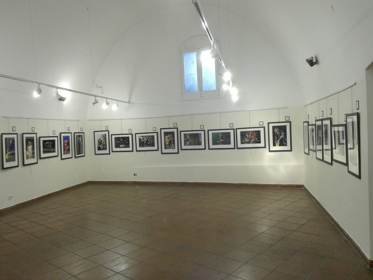 PugliaRock's tweet photo. Le mostre "Liam Gallagher Exhibitions" dell'Oasis Fans Club e "Rocks and Shots" di Henry Ruggeri, sono ufficialmente aperte. 
Entrambe saranno visitabili fino al 9 Giugno alla Galleria Comunale del Castello Aragonese di Taranto.
#medimex #Medimex2019 #weareinpuglia #pugliarock https://t.co/L6FdPlrEUm