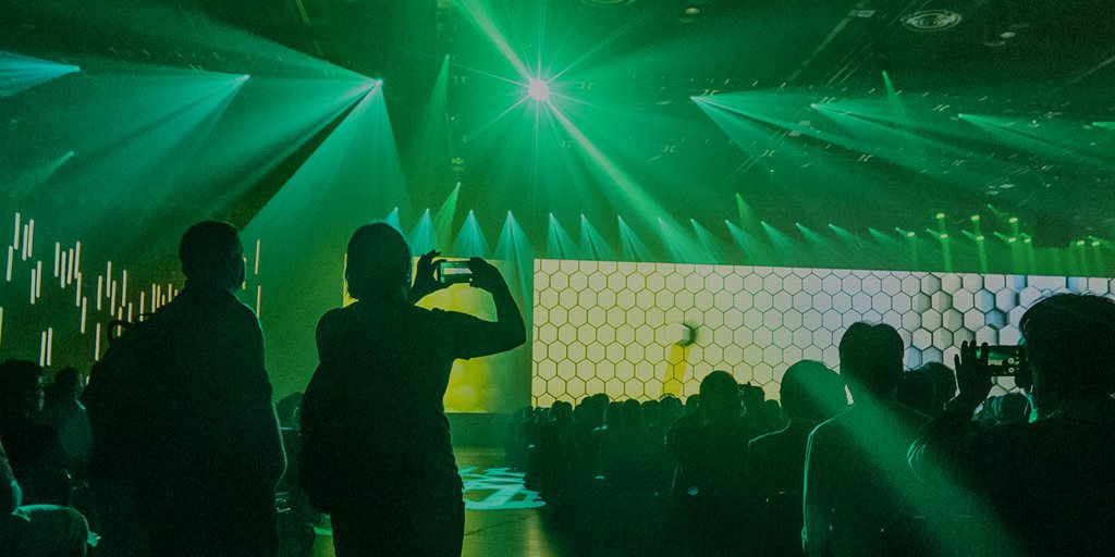 Webex's tweet image. It&apos;s only a few days to @CiscoLive. Here&apos;s how to convince your boss that you can&apos;t miss: 1100+ 🎓, #WorldofSolutions 🌠🌏, and 🎤🎸. #CLUS

➡️ cs.co/6014EWlQr