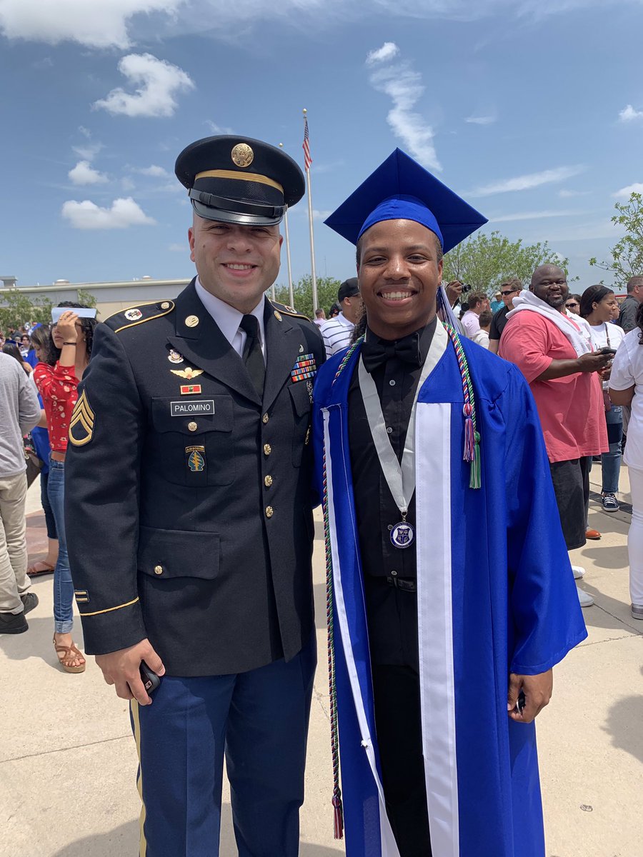 CaptainLyman's tweet photo. Congressmen John Carter of District 31 in Texas Supports the Troops!  A special thank you to Mrs. Jean Shine for setting this up! These Temple graduating seniors received special letters of congratulations
 and from Congressmen Carter right before they ship off to basic training. https://t.co/8LVegSq61S