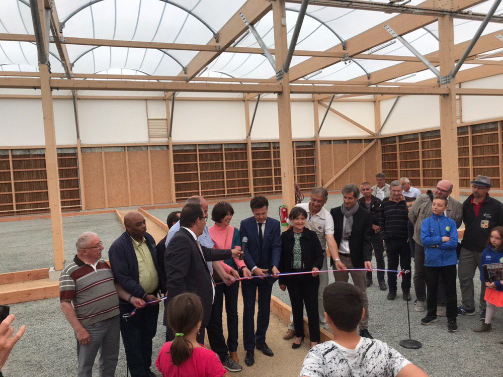 ChristopheBechu's tweet photo. 16 terrains couverts, 48 en extérieur : c’est un magnifique boulodrome que nous inaugurons ce soir à #Angers au cœur du parc des sports de la Baumette. C’était un engagement pris auprès des boulistes, c’est un engagement tenu auprès des Angevins #Pétanque #SportAngers https://t.co/uJpLzABxZ3