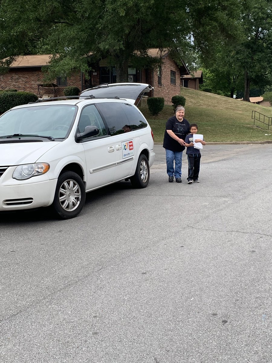 AthensCitySch's tweet photo. LR20 and Athens Summer Feeding providing FREE lunch and books to kids today at Forrest Hills. #ExcellenceIs #LetsRead20 https://t.co/DCW5fl2Siz