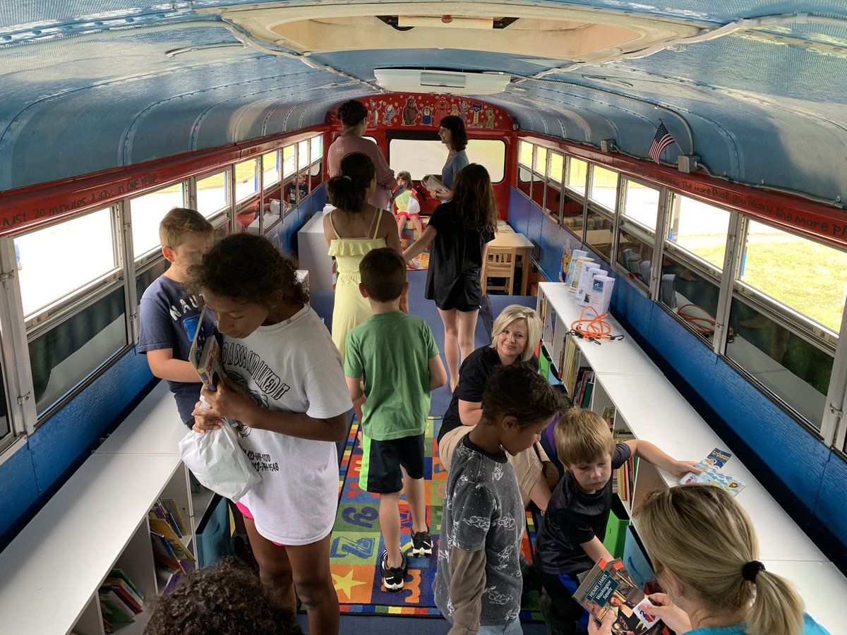 AthensCitySch's tweet photo. LR20 and Athens Summer Feeding providing FREE lunch and books to kids today at Forrest Hills. #ExcellenceIs #LetsRead20 https://t.co/DCW5fl2Siz