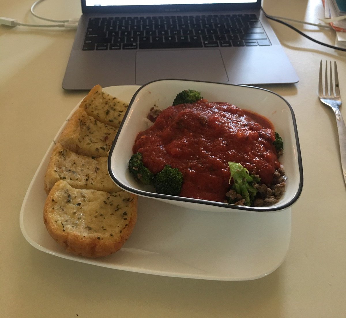 recknerk's tweet image. Need: Use up leftover garlic bread... but if you give a mouse a cookie... I needed tomato sauce...&amp;amp; rice noodles. Then I saw the sauce had no meat and I had to use hamburger. #lunch
#leftoversforlunch #karbelle #sidehustle #leftovercooking #karbellemansion #leftovers #makingtime