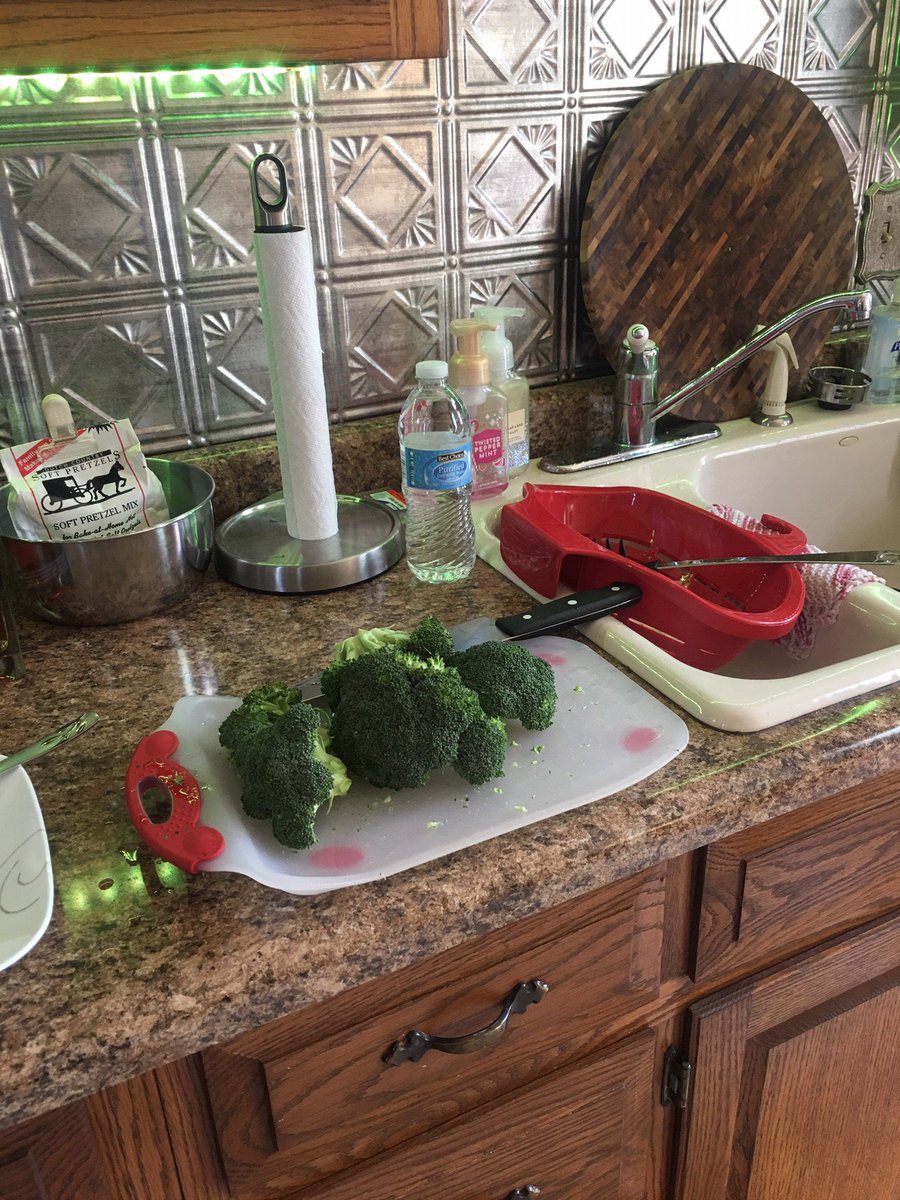 recknerk's tweet image. Getting the hamburger made  me see the broccoli.  Getting the pans out made me see the onion, and  wa la #lunch #karbelle #makingtimeforme #metime  #lunchdate #leftoverlunch #lunchideas #healthylunches #whippetgood  #ricenoodles #glutenfree #ADHD #inattentiveADD #glutenfreeliving