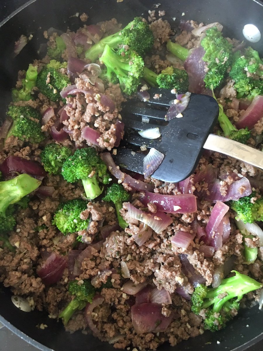 recknerk's tweet image. Getting the hamburger made  me see the broccoli.  Getting the pans out made me see the onion, and  wa la #lunch #karbelle #makingtimeforme #metime  #lunchdate #leftoverlunch #lunchideas #healthylunches #whippetgood  #ricenoodles #glutenfree #ADHD #inattentiveADD #glutenfreeliving