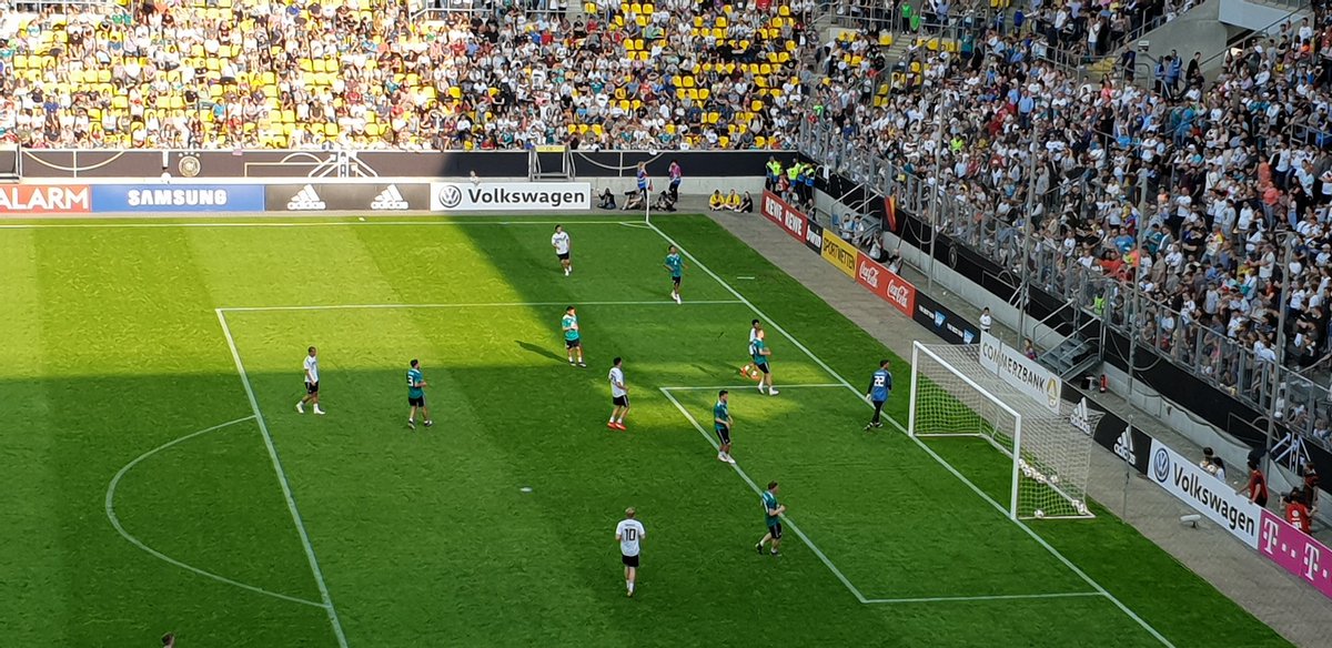 westline_de's tweet photo. 20.500 Zuschauer verfolgen die öffentliche Einheit, die mit einem internen Trainingsspiel des deutschen Kaders endet. Doppeltorschütze des Spiels ist übrigens Marco #Reus ... #DFBTeam https://t.co/nmxbVOkATi
