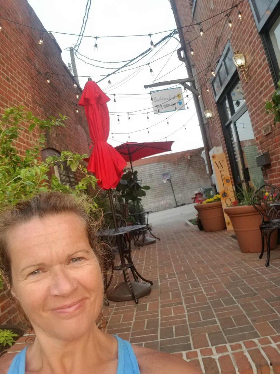 runnerruthie's tweet photo. How do you celebrate #GlobalRunningDay ? After a great 5 miler, I grabbed an apple cruffin at #backyardbistro! Perfect ending for a perfect run! https://t.co/VF0beHI2MM