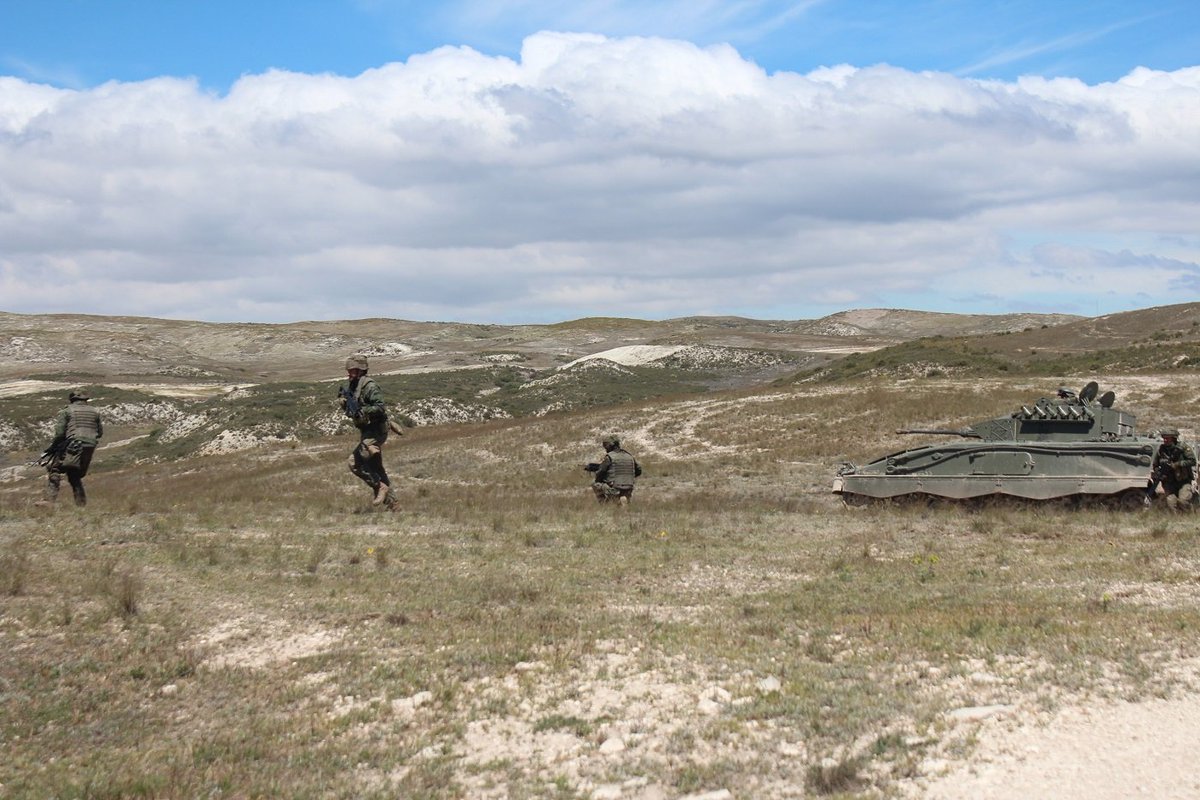FUTER_ET's tweet photo. La #BrigadaExtremadura finaliza con éxito la evaluación del GT ¨Mérida” dentro del ejercicio Égida I/19 realizado en #CENAD, mientras que el contingente #eFPV lo hace con su ejercicio INTEVAL comenzando así su fase de concentración antes del despliegue. @EjercitoTierra https://t.co/yDca1vF2v9