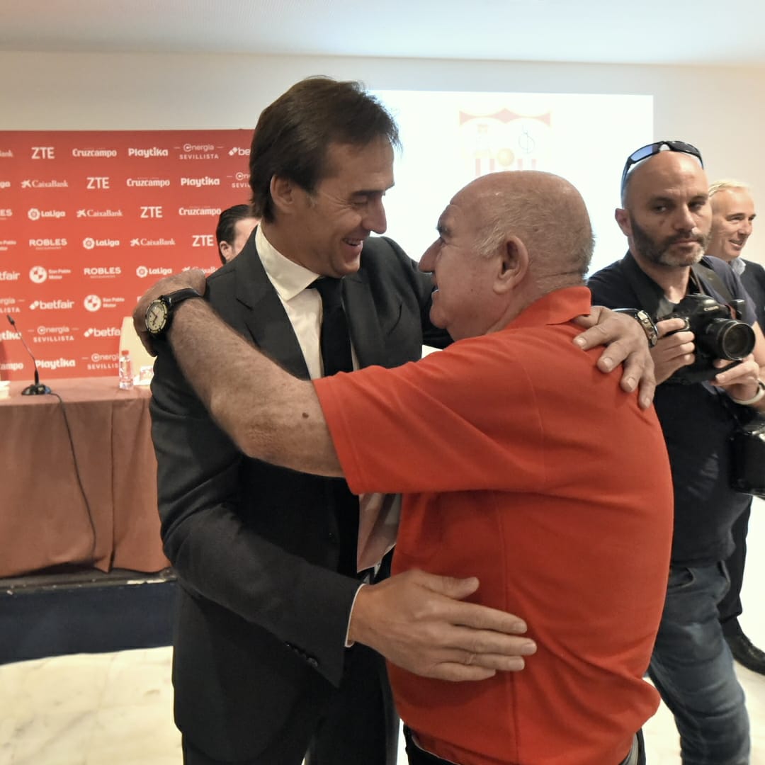 Sevilla Fútbol on Twitter: "📸 Julen Lopetegui recibió un abrazo muy especial en su presentación: el del Banquillo de Oro y Leyenda de Manolo Cardo. 🙌😀 #WeareSevilla https://t.co/9je3Z3I68s" / Twitter