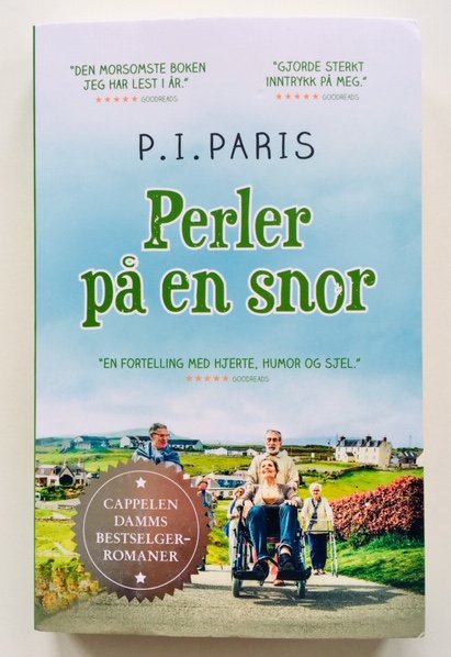 bwrightsdept's tweet photo. The gorgeous #Norwegian paperback edition of #CastingOff by Philip Paris is here! 💚💙 Fabulous #feelgoodreading. What a lovely cover @CappelenDamm 😍 #PerlerPåEnSnor https://t.co/MhrYeaWPak