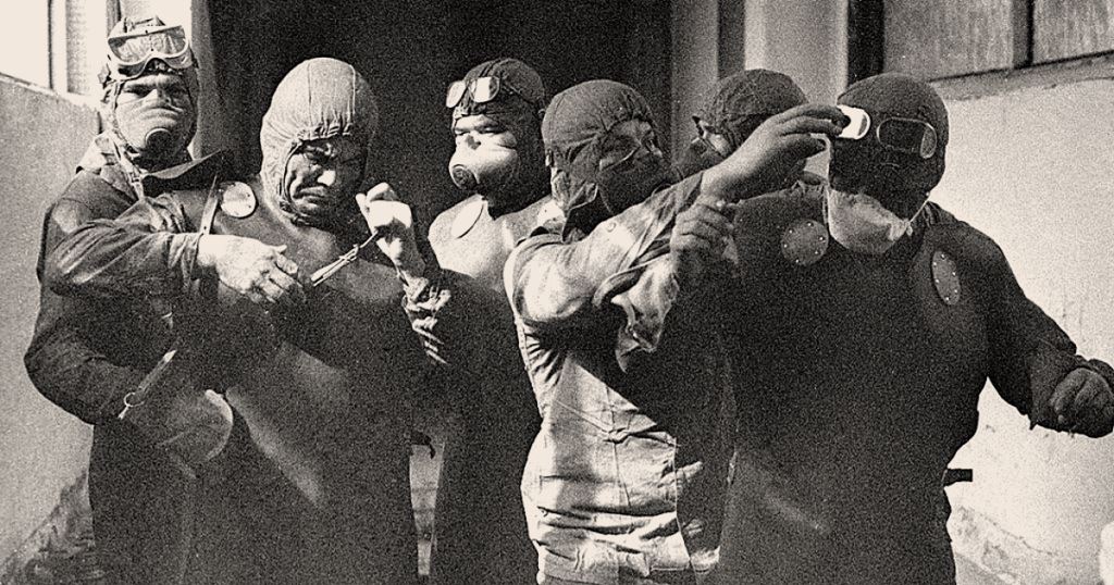 HistoryFoto's tweet photo. Сотрудники Чернобыльской АЭС А. Ананенко, В. Беспалов и Б. Баранов -  готовятся к погружению в резервуары с радиоактивной водой для ее спуска и предотвращения взрыва от её соприкосновения с раскалённым ядром реактора. Они спасли мир. СССР. Май 1986 г. https://t.co/Na6BmSyOIY