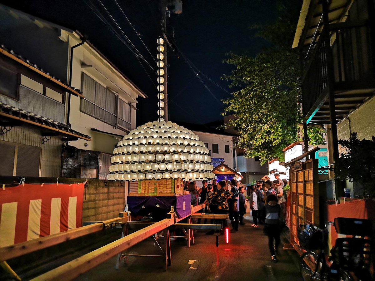 busaik's tweet photo. #熱田まつり では神宮に献灯まきわらが並び立ちますが、宮前の町内でもミニまきわらを担ぎ出し、いつも人気がない神社もこの賑わい。 https://t.co/fa3diviDMj