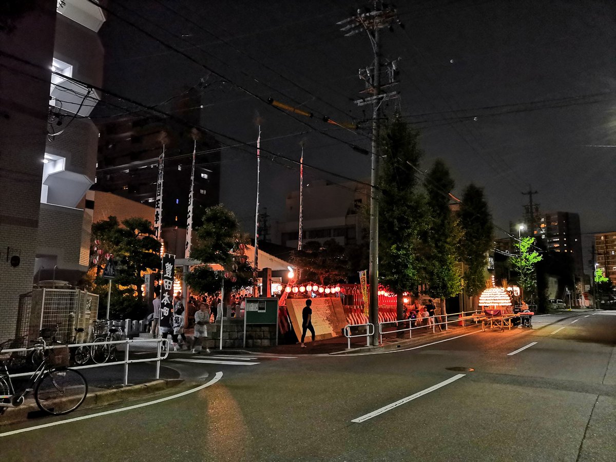 busaik's tweet photo. #熱田まつり では神宮に献灯まきわらが並び立ちますが、宮前の町内でもミニまきわらを担ぎ出し、いつも人気がない神社もこの賑わい。 https://t.co/fa3diviDMj