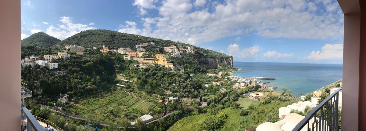 L'Italia ti morde profondamente È un posto da sogno che non è del tutto reale quando ci sei e diventa davvero attraente dopo che te ne sei andato Italy bites you deeply It is a dream place that isn’t quite real when you are there and becomes beckoningly real after you have gone