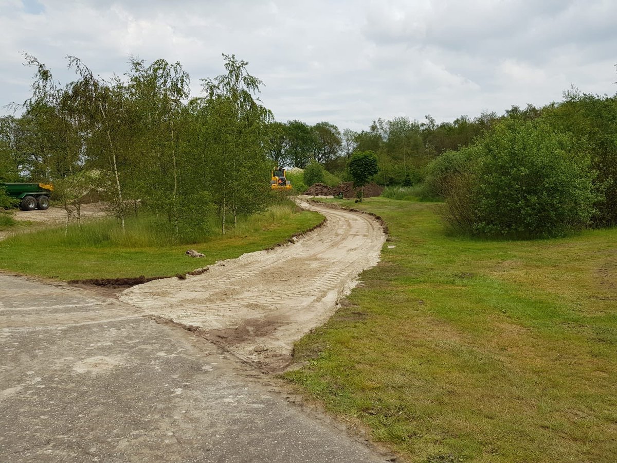 RLRozenbroek's tweet image. Gestart! De werkzaamheden voor onze nieuwe 10er Lodge, handboogschietbaan en Archeologie Academie: @hofvansaksen innoveert en vernieuwt voor onze zomergasten die ook nog een wereldrecord gaan glijden in ons zwembad. 
Buitengewoon Genieten!