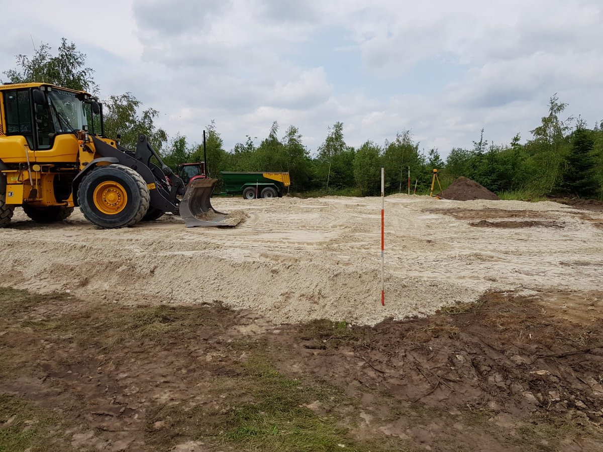 RLRozenbroek's tweet image. Gestart! De werkzaamheden voor onze nieuwe 10er Lodge, handboogschietbaan en Archeologie Academie: @hofvansaksen innoveert en vernieuwt voor onze zomergasten die ook nog een wereldrecord gaan glijden in ons zwembad. 
Buitengewoon Genieten!