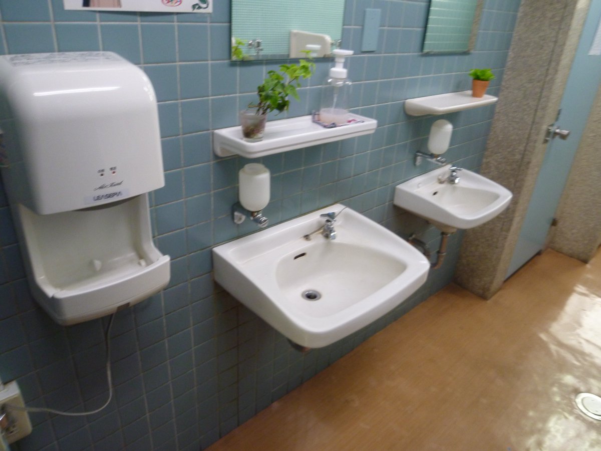 Deleted 北九州市小倉北区のザ ダイソーエフコープ黒原店の男性用トイレです 洗面台はtoyotokiマークです 小便器もtoyotokiマークだったと思う 洋式便器はピュアレストqr Cs50b を使用しています Deleted 北九州市小倉北区のザ ダイソーエフコープ黒原店の男性用トイレです 洗面台はtoyotokiマークです 小便器もtoyotokiマークだったと思う 洋式便器はピュアレストqr Cs50b を使用しています