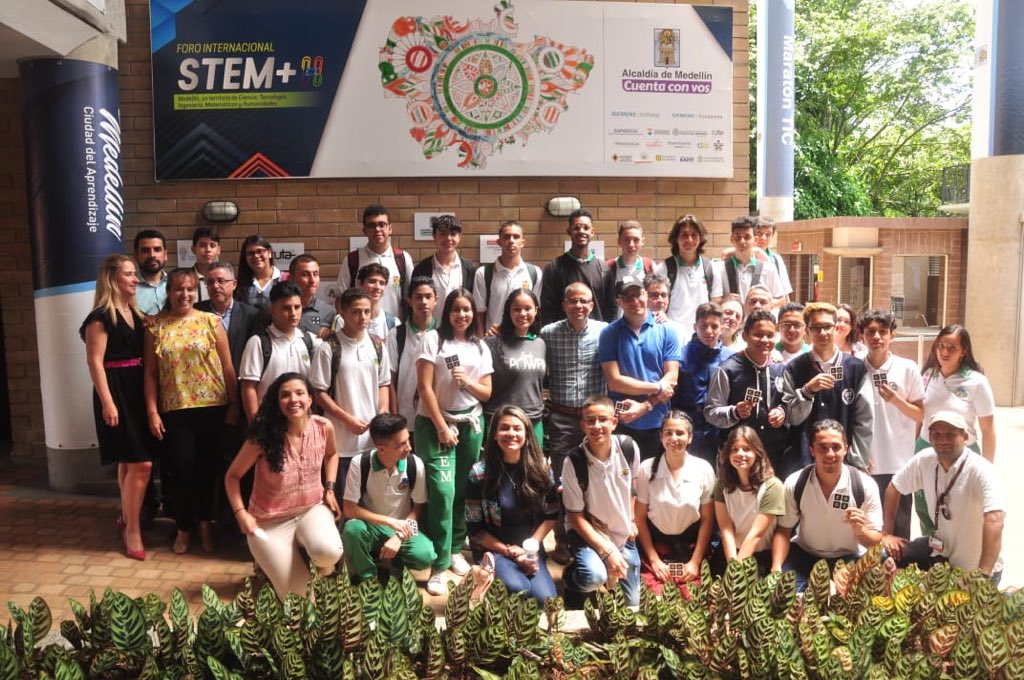 LuisGPatino's tweet photo. @hadip CEO de @codeorg, acompaña a estudiantes y docentes del nodo TIC en el Vivero STEM para motivarlos a apropiarse de la tecnología y a crearla a través del aprendizaje en ciencias de computación ¡La tecnolgía nos ayuda a prepararnos para los retos del futuro! @FicoGutierrez https://t.co/2N9sIpwVIW