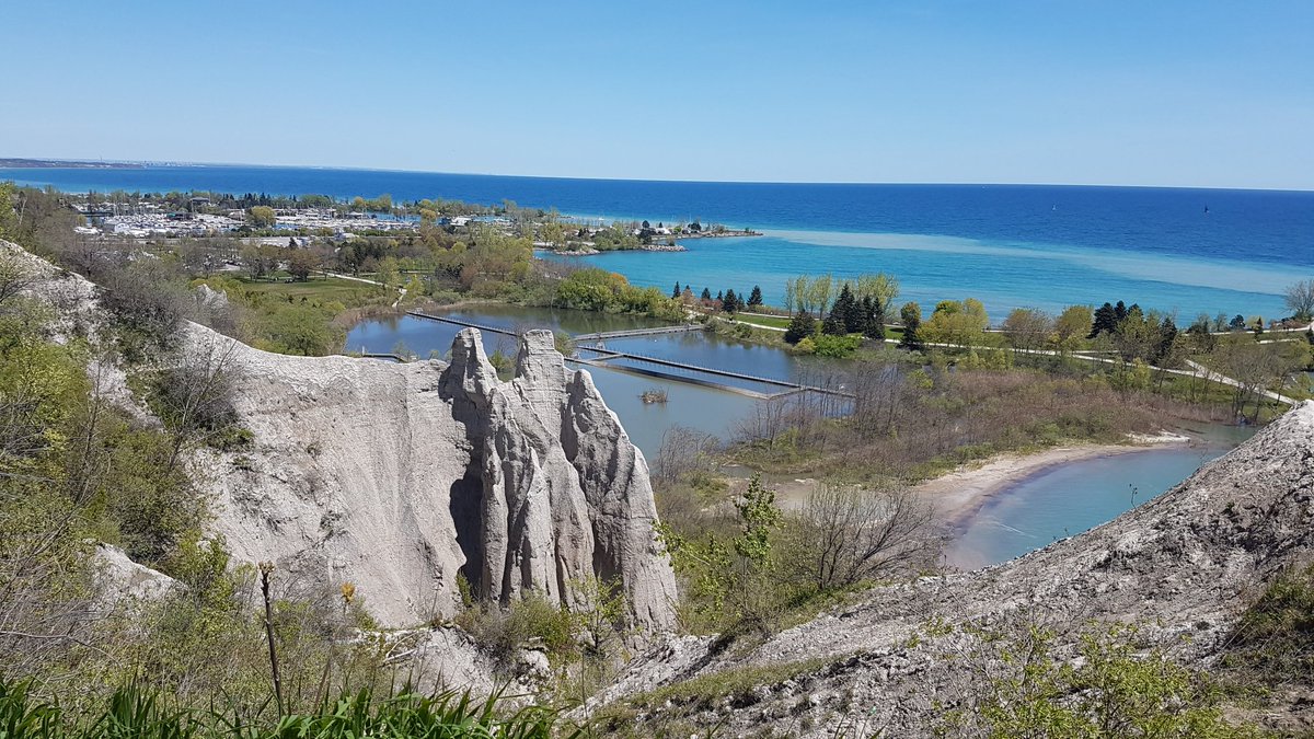 thehemeragroup's tweet photo. When you’re feeling overwhelmed, it’s important to take a break and do something for yourself like take a walk or just take in some beautiful views, even if it feels like it’s impossible to do it. 
Photo of: Scarborough Bluffs, Toronto
#travelphoto #positivity #solotravel https://t.co/GYGaptdenC