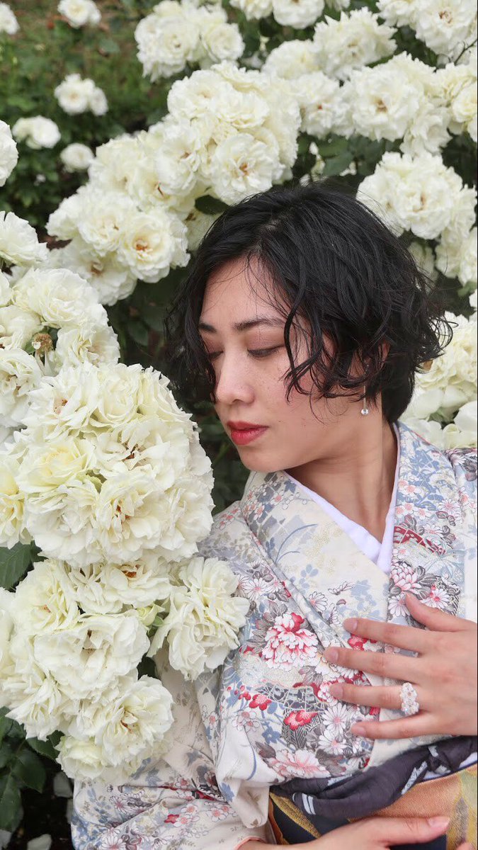 アサ Maria ジェンダーフリーな被写体 En Twitter 大阪 薔薇園 靱公園 Edelweiss 大輪の白薔薇と 撮影 Outlawridersta ポートレート 写真好きな人と繋がりたい 被写体 被写体モデル 万博公園 着物 薔薇 靱公園 薔薇園