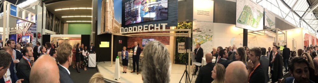 Volle bak bij stand <a href="/GemDordrecht/">Gemeente Dordrecht</a>. Collega <a href="/rinettereynvaan/">Rinette Reynvaan</a> doet de aftrap voor #tender #Gezondheidspark <a href="/PROVADAre/">PROVADA</a>