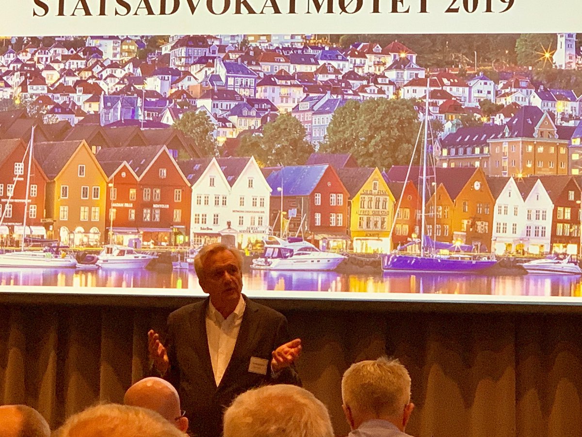 Riksadvokaten's tweet photo. Riksadvokat gj 22 år, Tor-Aksel Busch, åpner sitt siste #statsadvokatmøte, der bl.a. prof Kolflaath v @UiB foredrar om vitenskapeliggjøringen av #etterforskingsfaget. #påtalemyndigheten #fagledelse https://t.co/vjtei26Y4j