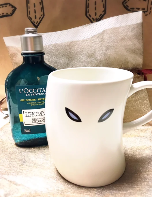 猫娘の庄司ちゃんが、誕プレにくれた一反もめんマグカップに
L′OCCITANEのシュワージェル。
可愛いかぁ〜有り難かぁ〜♪
いっつも気ぃ使うてくれて、ホントに良か子ばい〜^^
あーりがとねーーーーーー♪ 