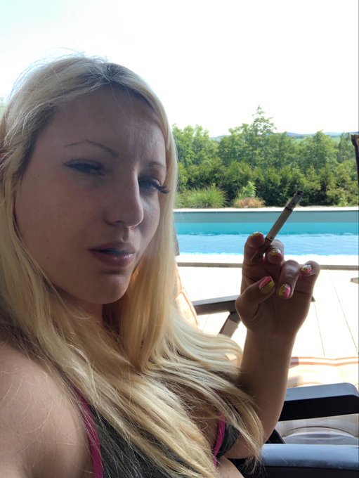 Pause ab 15 Uhr wieder online bis 18 Uhr ! Boar ist das warm 🤪#rauchen #Pause #Zigarette #warm #Dirty<a href="/tag/girl"class="tags"><span>#girl</span></a><a href="/tag/dirty"class="tags"><span>#dirty</span></a><a href="/tag/warm"class="tags"><span>#warm</span></a><a href="/tag/pause"class="tags"><span>#pause</span></a><a href="/tag/camgirl"class="tags"><span>#camgirl</span></a><a href="/tag/visitx"class="tags"><span>#visitx</span></a><a href="/tag/rauchen"class="tags"><span>#rauchen</span></a>