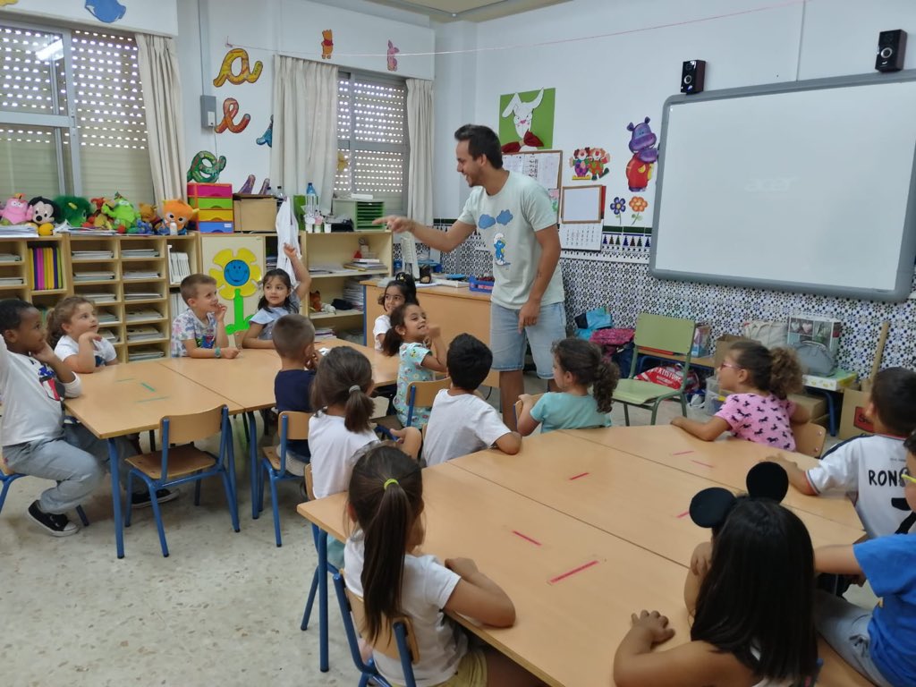 TomasGarciaTG's tweet photo. Sigo con mi campaña (sin ánimo de lucro, evidentemente) por los coles de Málaga de Stop “Burling” Comedy, concienciando a los niños a respetarse siempre y sonreír desde peques.
Me encanta usar el humor para cosas bonitas porque al final cada uno recoge lo que siembra. 😊❤��😃 https://t.co/mCRHjez4YK